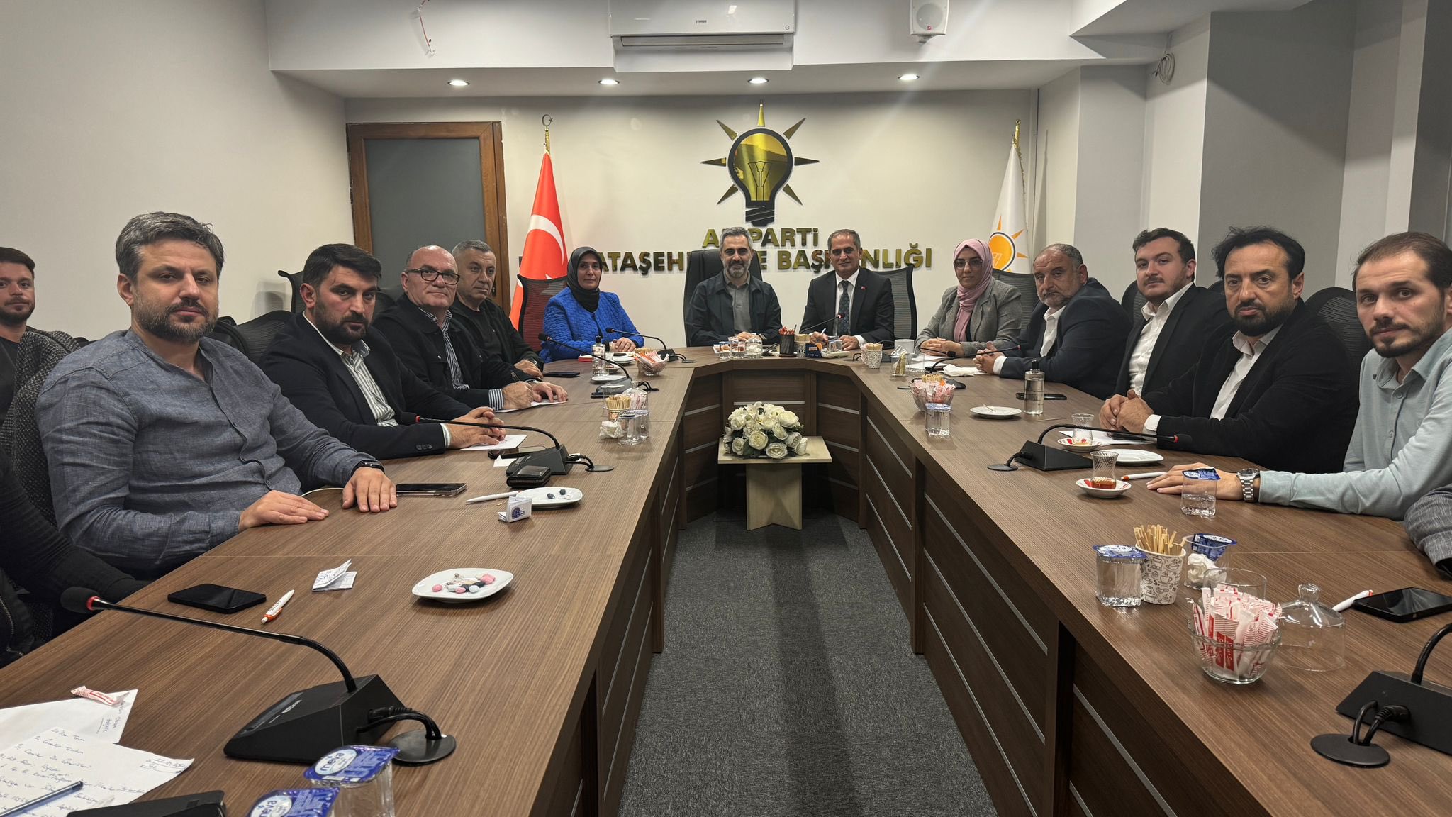 Haftalık olağan İlçe Yürütme ve Yönetim Kurulu Toplantımızı İl Başkan Yardımcımız  Av. Erol BULUT' un katılımları ile gerçekleştirdik.