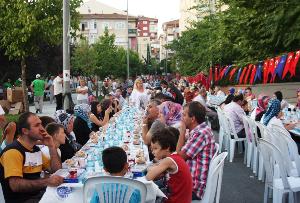 İ.B.B İçerenköyde Düzenlediği Sokak İftarı Büyük İlgi Gördü.