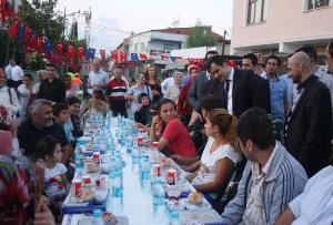 İ.B.B'nin Organize ettiği  Yeniçamlıca Sokak İftarı yoğun katılımla gerçekleşti.